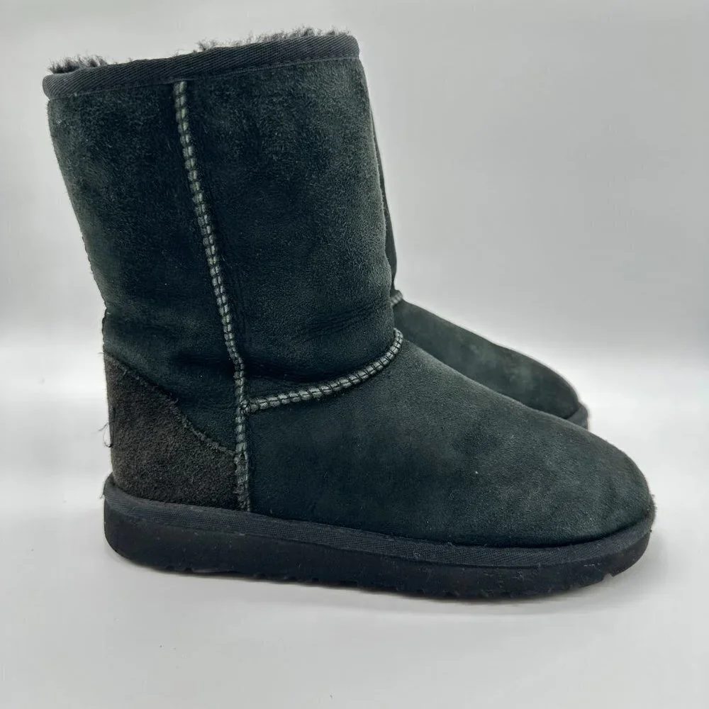 UGGs kids  Black Shearling Classic short waterproof boots 5251  Sz 4